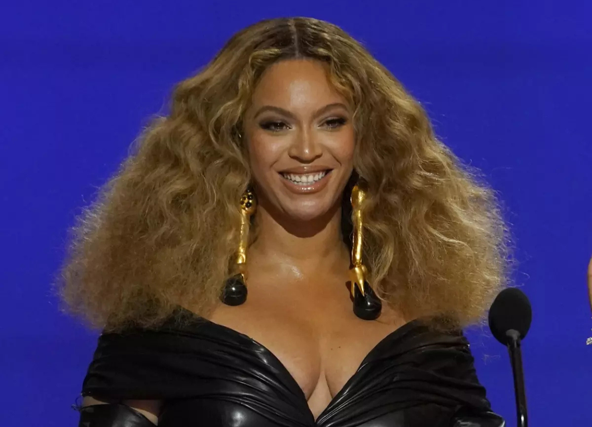 Beyoncé’s Halftime Gesture Sparks NFL Fan Debate on Player Penalties